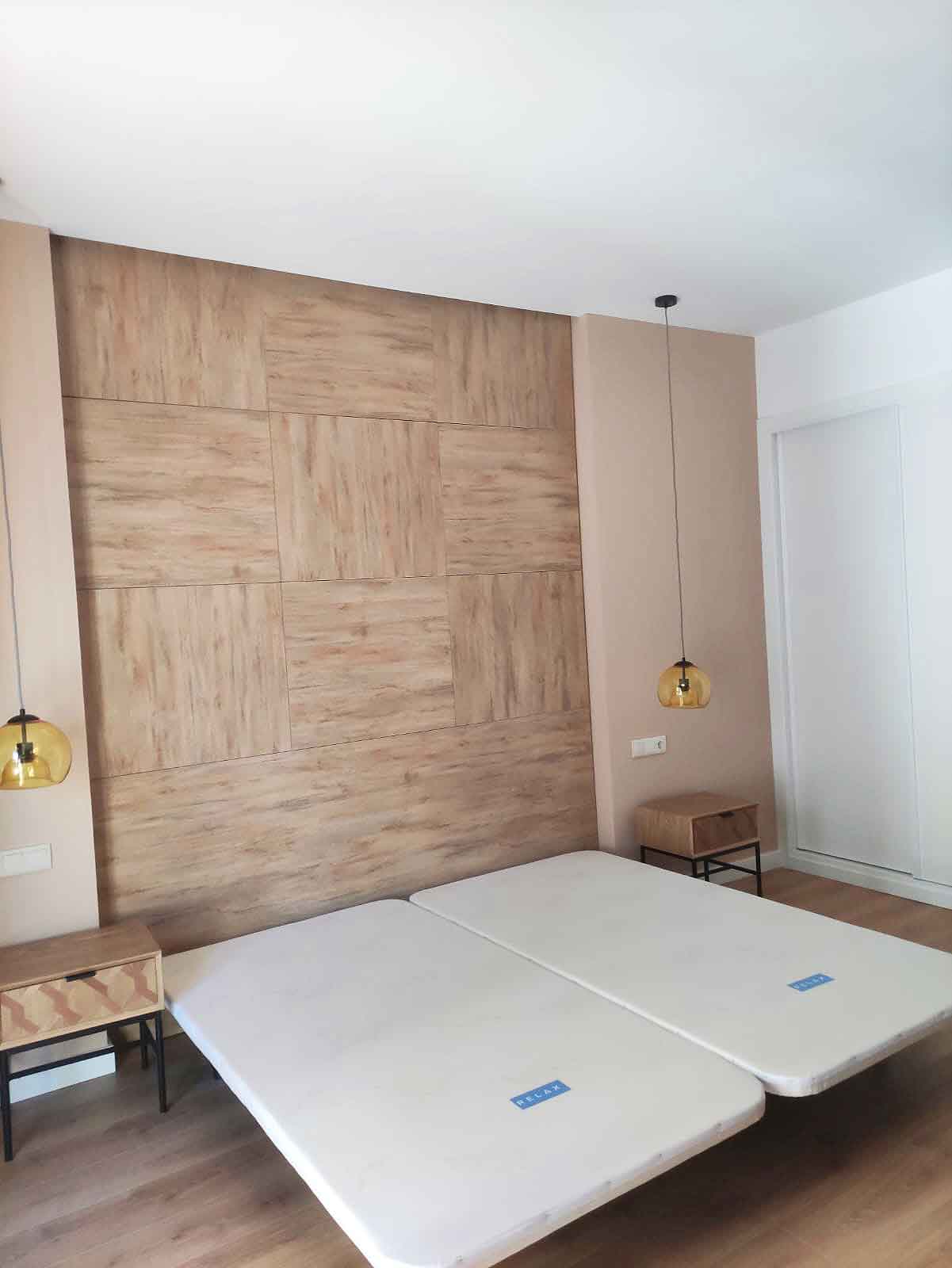 Pared de dormitorio en madera